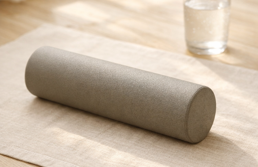 Rouleau de massage sur tapis de yoga
