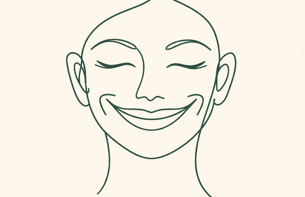 Sourire exagéré bouche fermée pour travail de l'ovale
